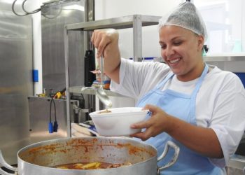 Prefeitura de São Sebastião segue com distribuição de refeições produzidas em carretas profissionalizantes do Estado