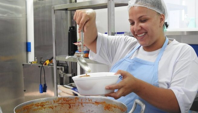 Prefeitura de São Sebastião segue com distribuição de refeições produzidas em carretas profissionalizantes do Estado