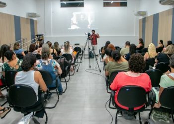 Professores da rede municipal de São Sebastião participam de formação sobre teatro