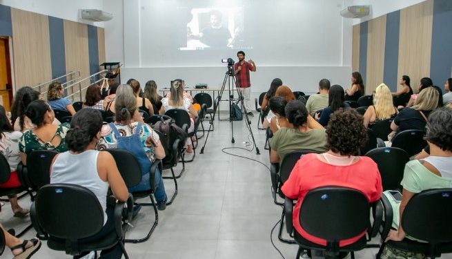 Professores da rede municipal de São Sebastião participam de formação sobre teatro