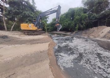 Prefeitura de São Sebastião realiza serviços de pintura de guias e postes nos bairros da Costa Norte