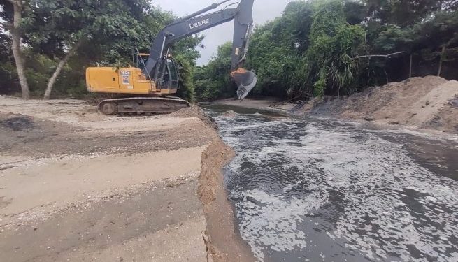 Prefeitura de São Sebastião realiza serviços de pintura de guias e postes nos bairros da Costa Norte