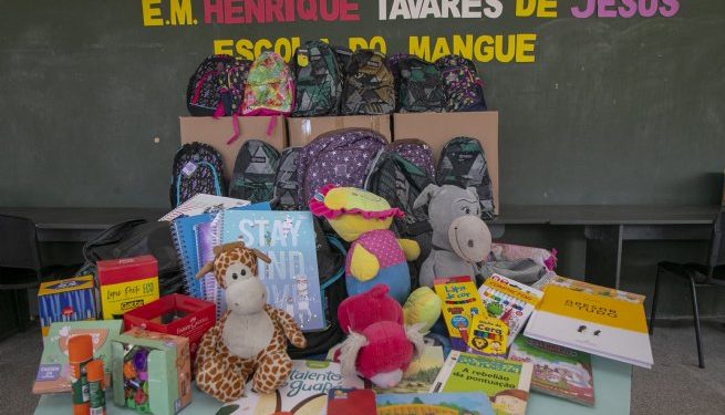 Prefeitura de São Sebastião recebe doação de mochilas e materiais escolares