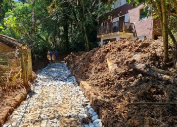 Prefeitura de São Sebastião realiza serviços de recuperação na Rua Maria Caetana após fortes chuvas