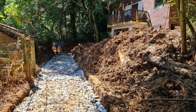 Prefeitura de São Sebastião realiza serviços de recuperação na Rua Maria Caetana após fortes chuvas