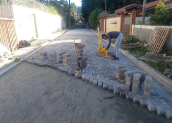 Prefeitura de São Sebastião segue com obras de pavimentação em bairros da Costa Sul