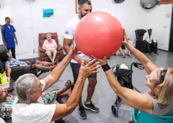 Prefeitura de São Sebastião leva atividades físicas e de socialização para idosos do Lar Vicentino