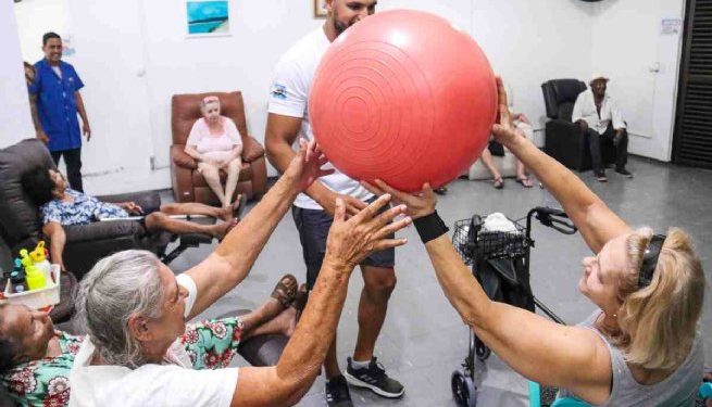 Prefeitura de São Sebastião leva atividades físicas e de socialização para idosos do Lar Vicentino