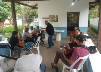 Prefeitura de São Sebastião leva Oficina de Violão para idosos e pessoas com deficiência