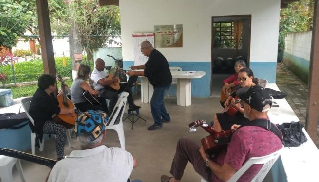 Prefeitura de São Sebastião leva Oficina de Violão para idosos e pessoas com deficiência