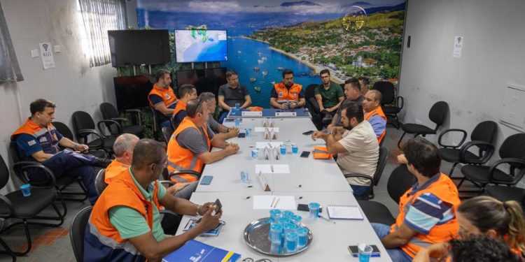 Prefeito Felipe Augusto alinha medidas urgentes com vereadores para reconstrução de São Sebastião após fortes chuvas 