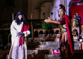 Encenação da Paixão e Morte de Cristo emociona fiéis em São Sebastião