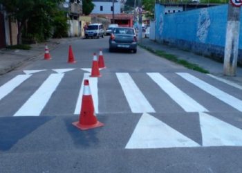 Prefeitura de São Sebastião revitaliza sinalização viária na região da Topolândia