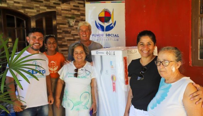 Idosa se emociona ao receber geladeira nova da Prefeitura de São Sebastião