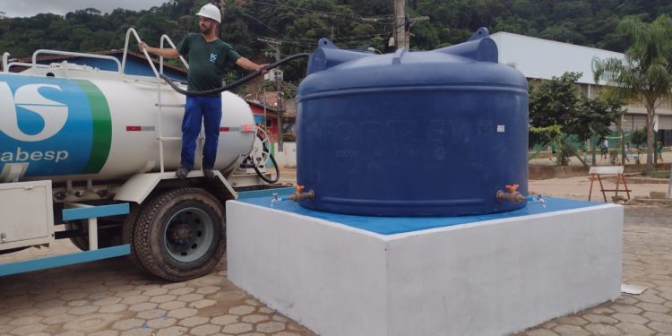 Sabesp instala caixas d’água para atendimento aos moradores do Litoral Norte