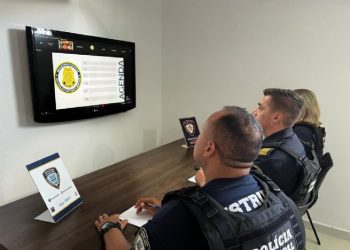 Polícia Municipal de São Sebastião participa de palestra sobre segurança escolar com especialistas americanos