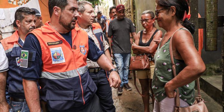 Felipe Augusto sanciona Lei de anistia para atender pessoas em Estado de Calamidade, em São Sebastião 