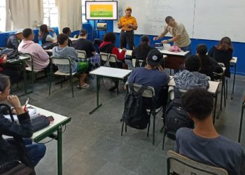Prefeitura de São Sebastião ministra palestra sobre trânsito para alunos de escola estadual
