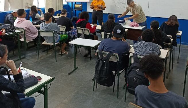 Prefeitura de São Sebastião ministra palestra sobre trânsito para alunos de escola estadual