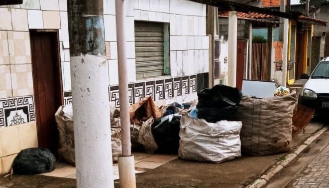Prefeitura de São Sebastião realiza fiscalização em ferro-velho e orienta sobre denúncias de irregularidades ambientais