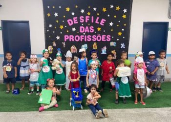 Desfile de profissões na EMEI Peixinho Dourado desperta criatividade e autoconhecimento nas crianças