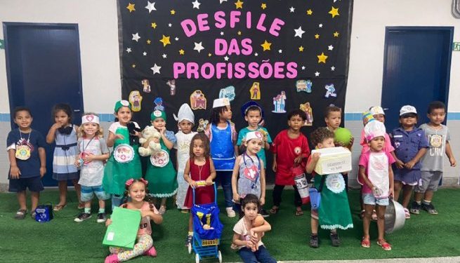 Desfile de profissões na EMEI Peixinho Dourado desperta criatividade e autoconhecimento nas crianças