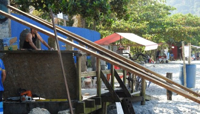 Prefeitura de São Sebastião revitaliza deck da Praia de Cambury na Costa Sul