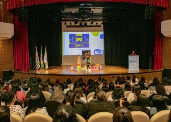 Profissionais das creches municipais da Costa Sul participam de oficina de contação de histórias
