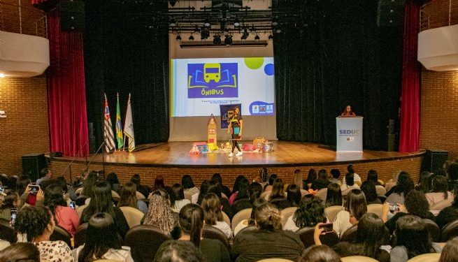 Profissionais das creches municipais da Costa Sul participam de oficina de contação de histórias