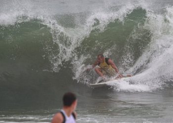 Atletas de surfe conquistam vagas para etapa principal do Paúba Super Tubos durante fase de triagem
