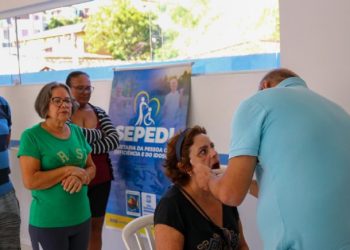 Pontal da Cruz recebe Projeto de Saúde Bucal e idosos tiram dúvidas com profissional