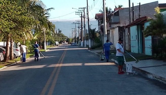 Prefeitura executa serviços de pintura de guias e postes em bairros da Costa Norte de São Sebastião