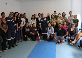Mais de 20 pessoas participam de treinamento gratuito sobre Técnica de Desengasgo de Bebês em Boiçucanga