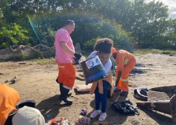 Alunos da EM Prof. Dr. José Machado Rosa participam de ação de coleta de lixo no mangue