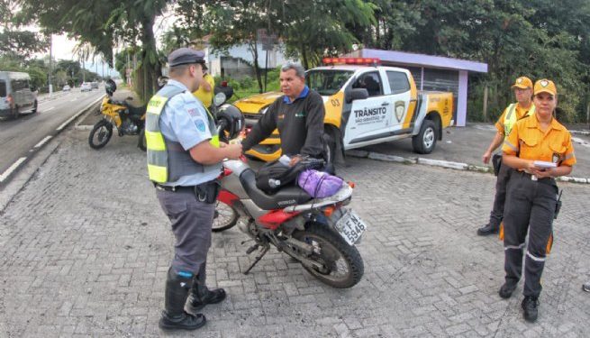 Maio Amarelo: Detraf e Polícia Rodoviária fazem nova operação para orientar motociclistas em São Sebastião