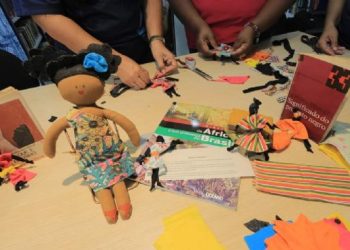 Alunos da rede municipal de São Sebastião participam de oficina de confecção de bonecas Abayomi