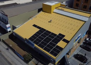 Prefeito de São Sebastião, Felipe Augusto, avança com projetos de sustentabilidade, iniciando a instalação de painéis solares no prédio do Agiliza