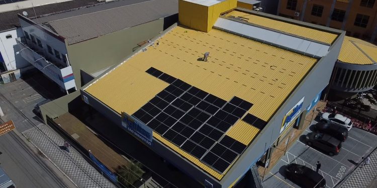 Prefeito de São Sebastião, Felipe Augusto, avança com projetos de sustentabilidade, iniciando a instalação de painéis solares no prédio do Agiliza