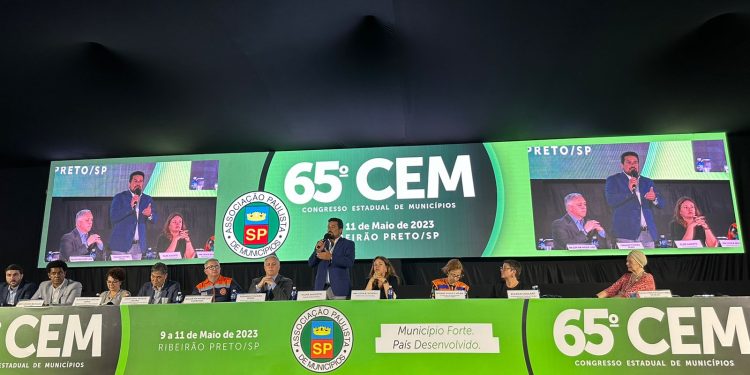 Prefeito Felipe Augusto compartilha experiência de resiliência municipal e adaptação às mudanças climáticas em congresso estadual