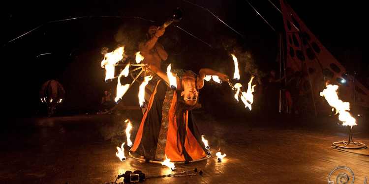 PROJETO TRISKLE LEVA A ARTE CIRCENSE DO FOGO PARA SÃO SEBASTIÃO NO ESPETÁCULO “TRANSCENDÊNCIAS”