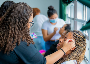 Verdescola abre vagas para curso profissionalizante gratuito de maquiagem 