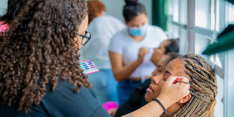 Verdescola abre vagas para curso profissionalizante gratuito de maquiagem 