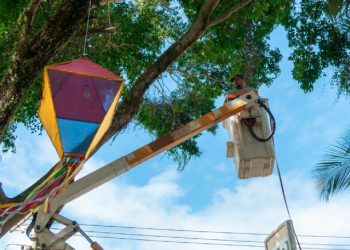 Prefeitura de São Sebastião prepara e instala decoração junina pelo município