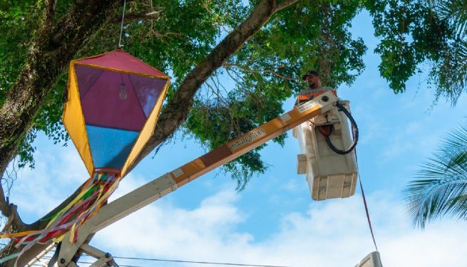 Prefeitura de São Sebastião prepara e instala decoração junina pelo município