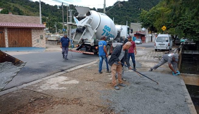 Prefeitura de São Sebastião realiza melhorias em vias públicas e limpeza urbana no bairro Topolândia e região