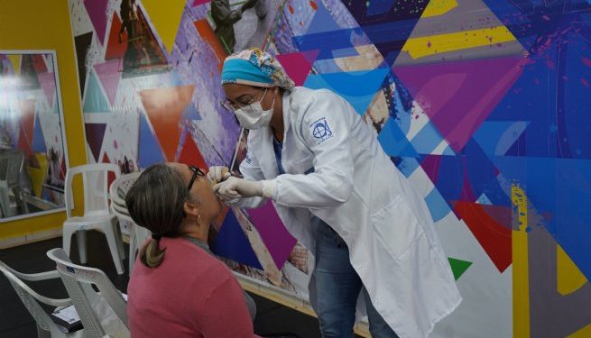 Prefeitura de São Sebastião leva Projeto de Saúde Bucal para idosos em Maresias