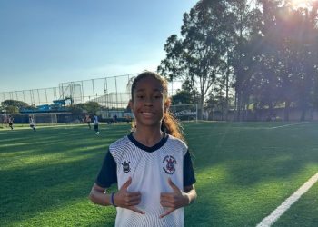 Jovem de São Sebastião ganha bolsa para treinar na escola Chute Inicial Corinthians
