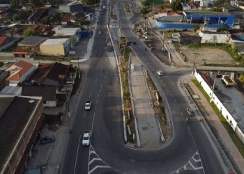 Prefeitura de São Sebastião acompanha obras de implantação de rotatória na SP-055, próximo à entrada da cidade