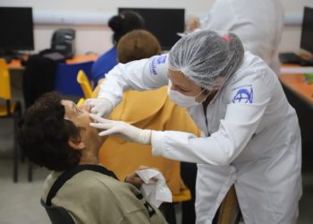 Projeto Saúde Bucal atende idosos em Maresias