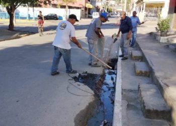 Rede de galerias águas pluviais do bairro Topolândia e região passam por manutenção e desobstrução
